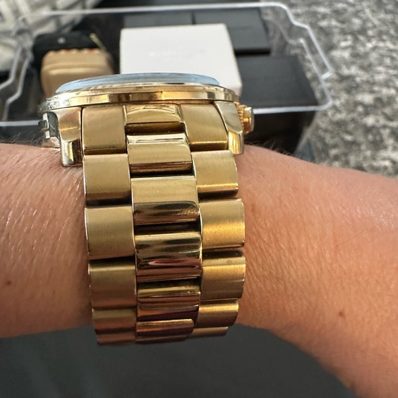 Michael Kors Runway Hunger Stop100 Series Turquoise Blue Dial Gold - Picture 5 of 10